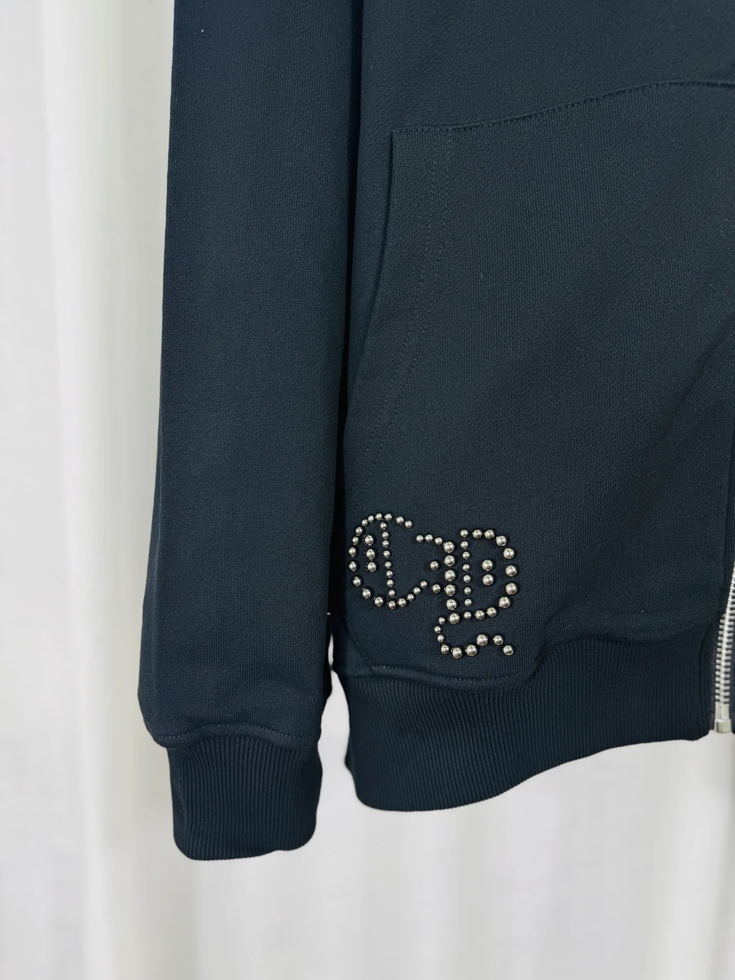 P380 top version, real shot without P, ​​different from market currency) 𝗖𝗵𝗿𝗼𝗺𝗲 𝗛𝗲𝗮𝗿𝘁𝘀/Cro Heart 2025 Rivets Autumn and Winter New Original Single Counter American Rivets 3D Three-dimensional Couple Casual Cardigan Sweatshirt 👑The highest version! Customized fabric 550g tripe terry fabric! American acid-washed and distressed original fabric with laser rivets. Best-selling model at the counter. Very comfortable to wear. Accessories: Original molded and authenticated collar label➕100% silk wash label. Genuine purchase-grade original hangtag➕matching hanging rope➕3D hanging beads➕original packaging bag. Craftsmanship: The original version has consistent wiring! The highest version of the armhole matching technique! Color: Black Size: S M L XL Style No.: 6103